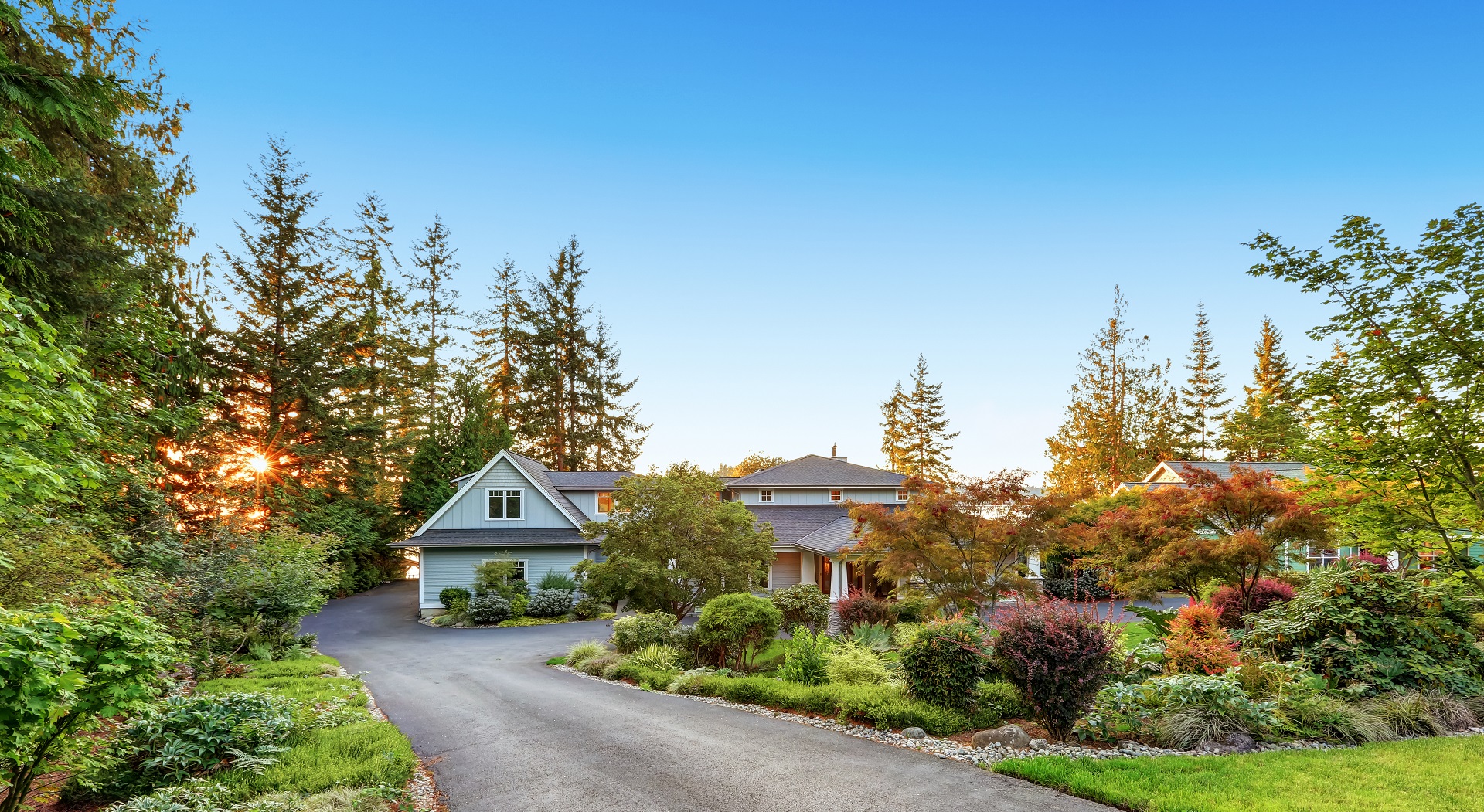 Custom Built Luxury House With Long Concrete Driveway.